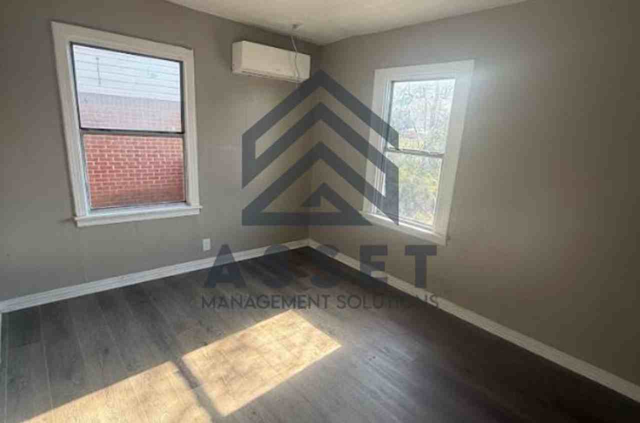 2733 Northeast Success Street - Photo 5 of 8