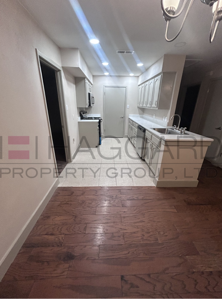 8879 Marilyn Dr - Photo 3 of 12