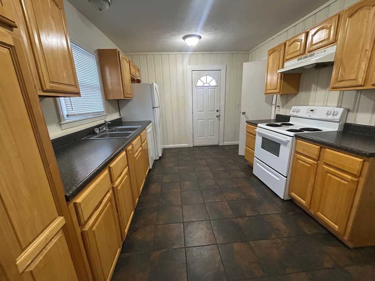 243 W Pine St - Photo 4 of 14