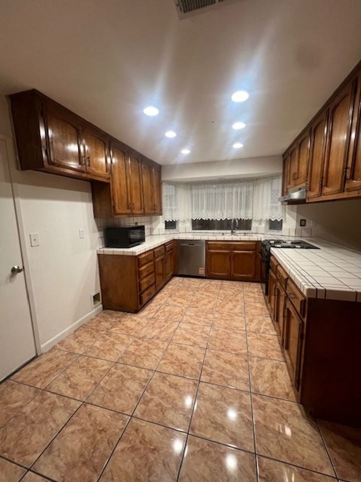 507 Datewood Court - Photo 2 of 14