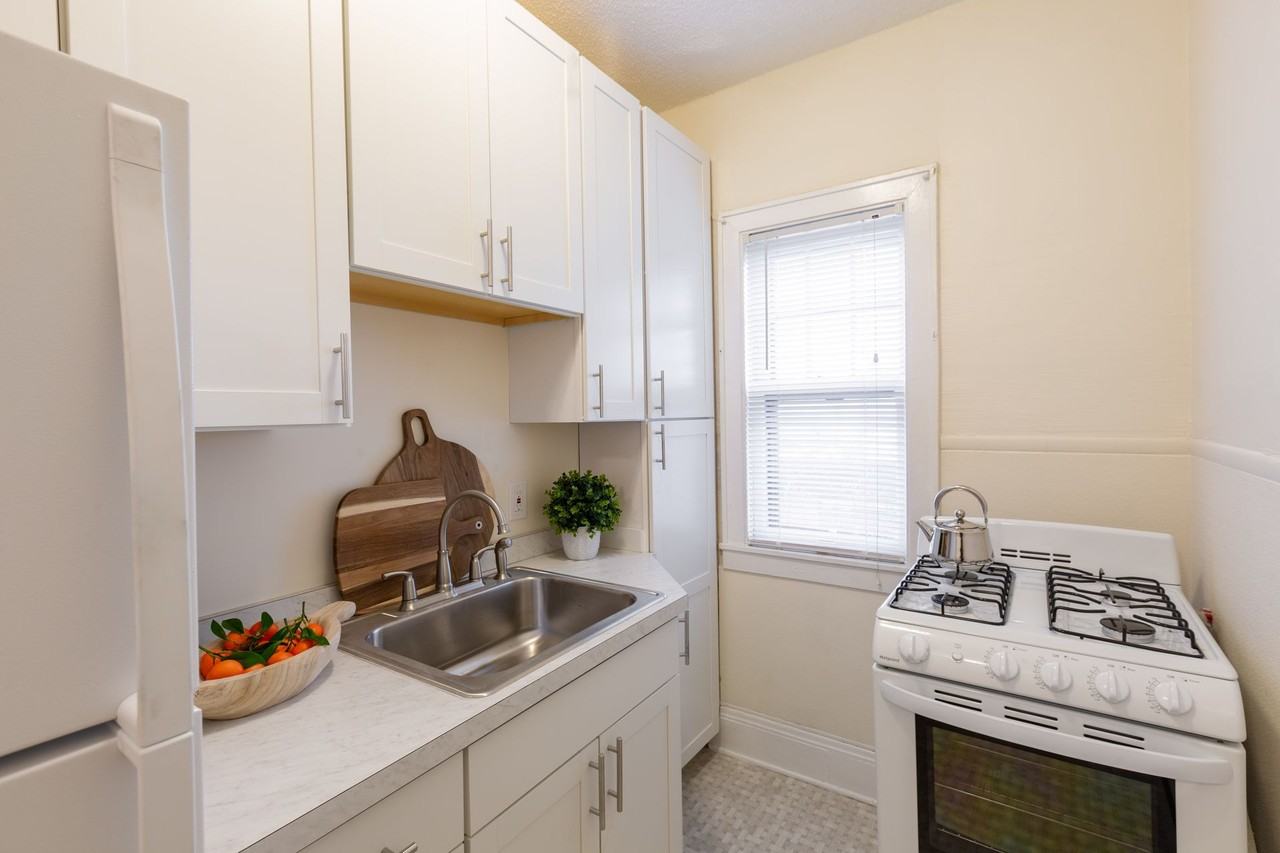 1325 West 27th St - Photo 5 of 6