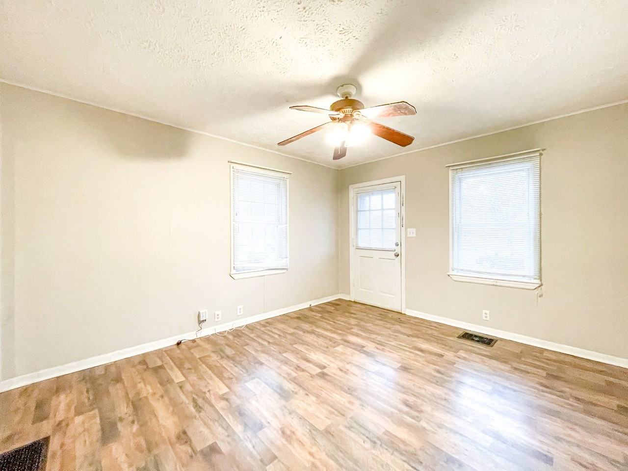 409 S Dearborn St - Photo 4 of 20