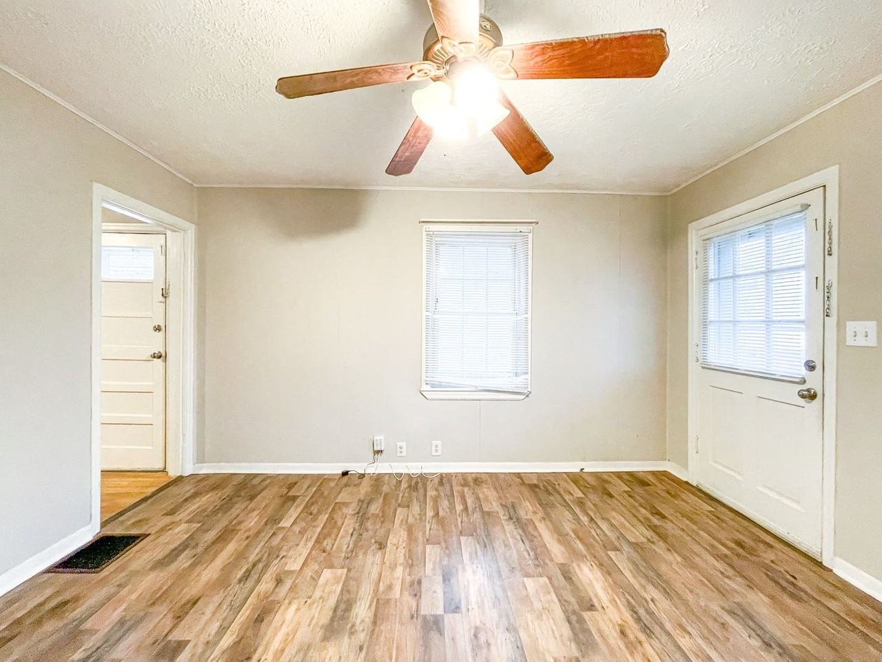 409 S Dearborn St - Photo 5 of 20