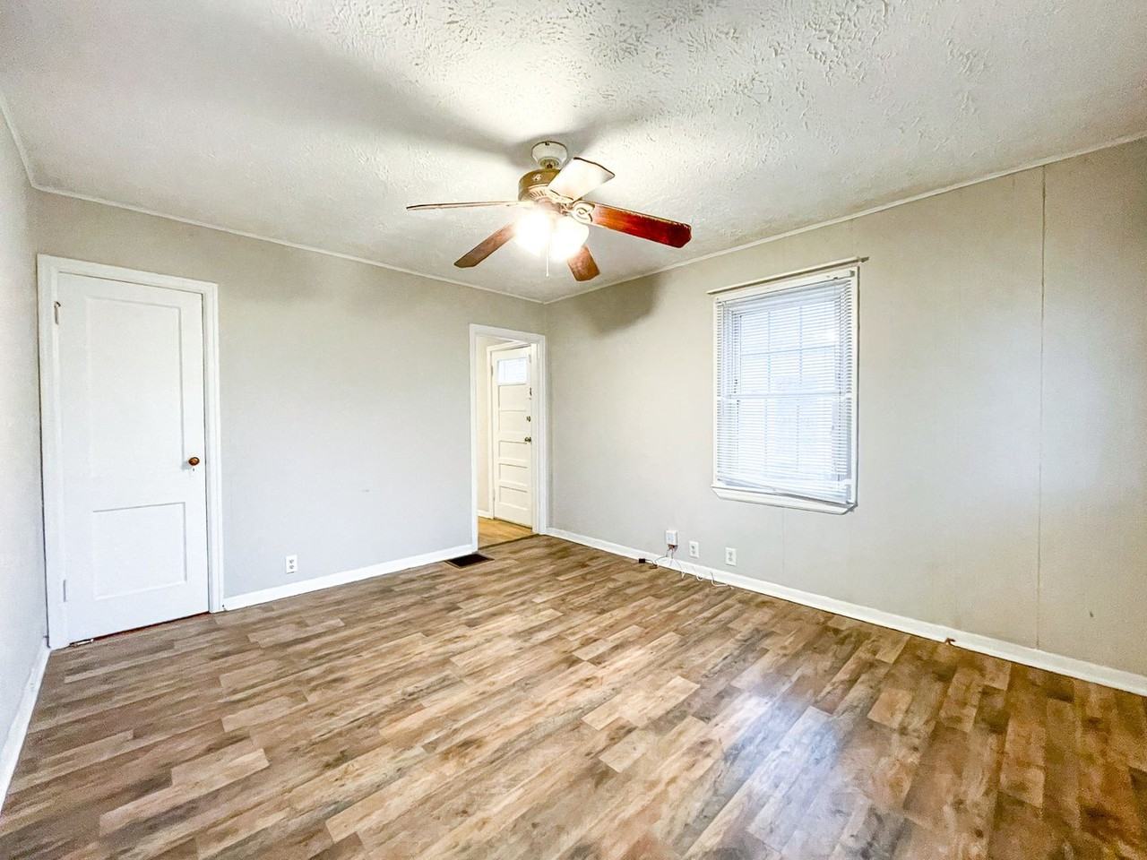 409 S Dearborn St - Photo 6 of 20