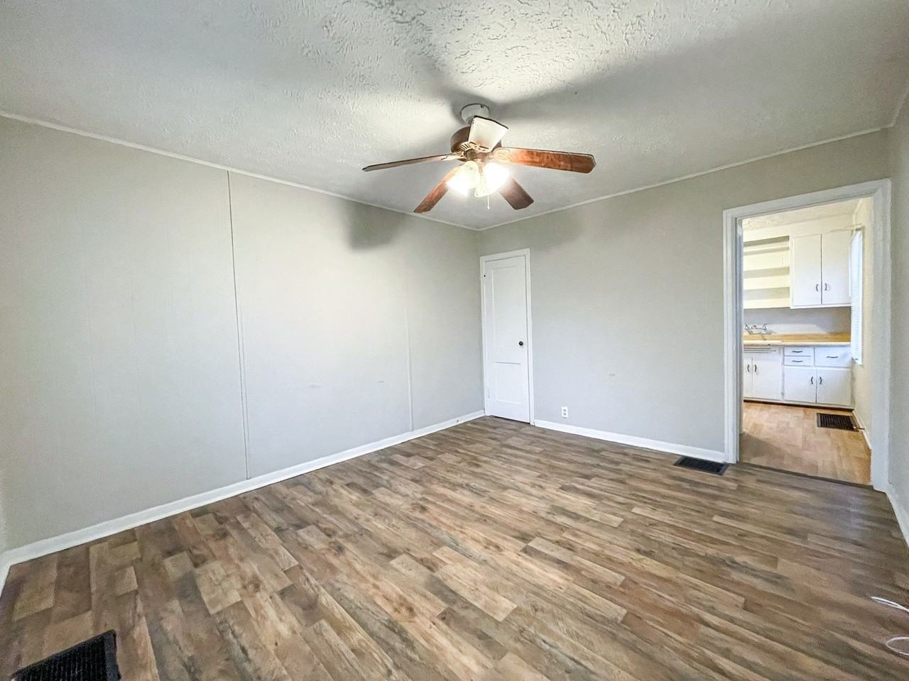 409 S Dearborn St - Photo 7 of 20