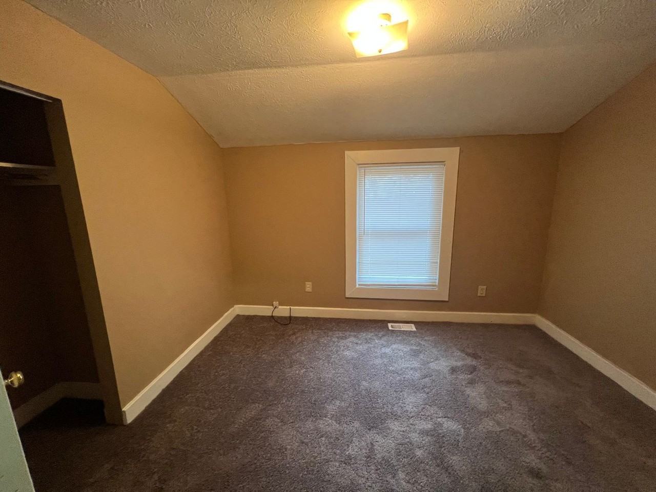 GRY - 2406 - Photo 3 of 6