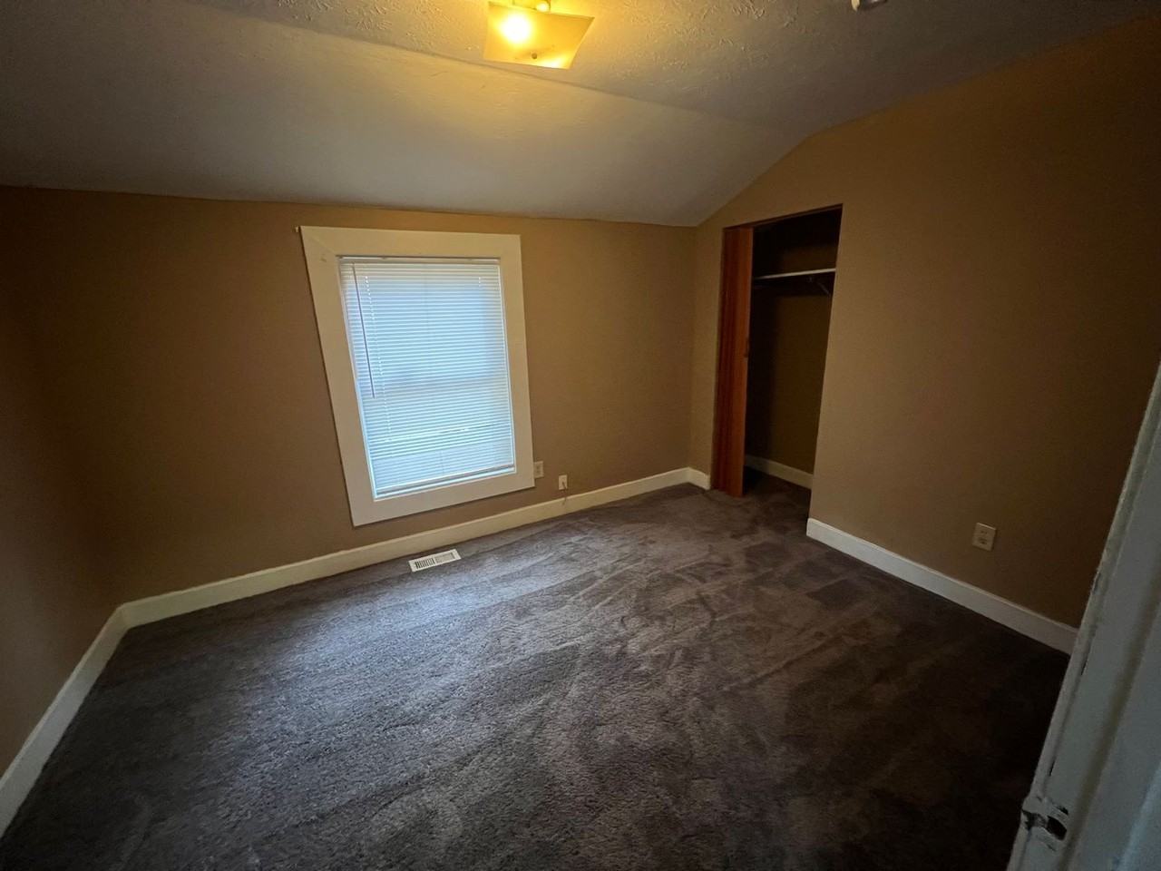 GRY - 2406 - Photo 5 of 6