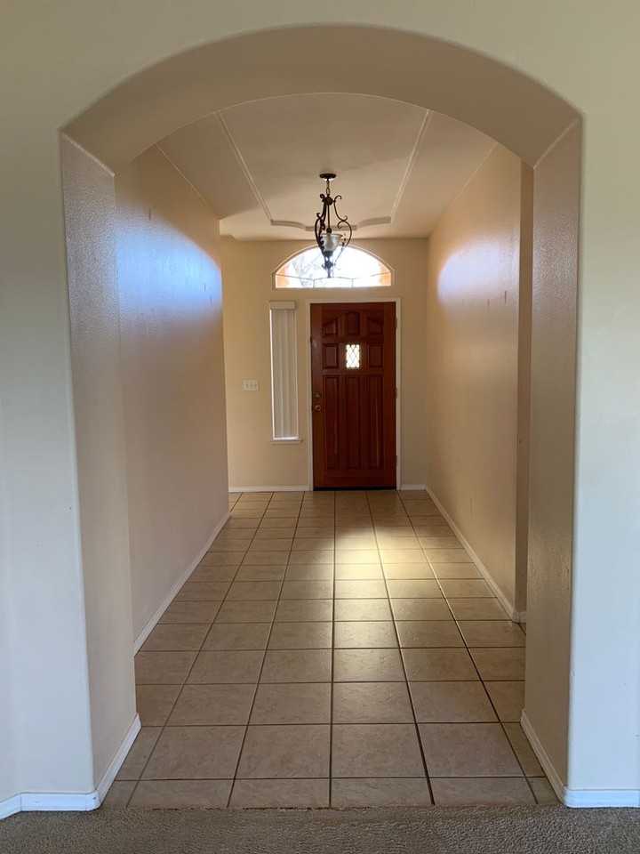 1040 Lords Ct - Photo 4 of 22