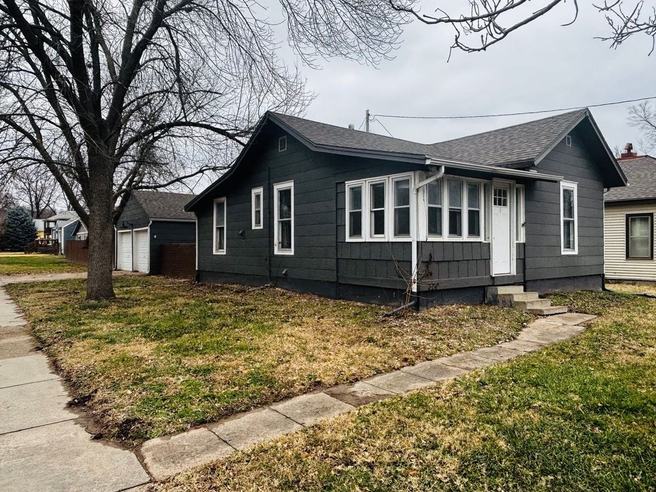 320 S Manhattan Ave - Photo 2 of 17