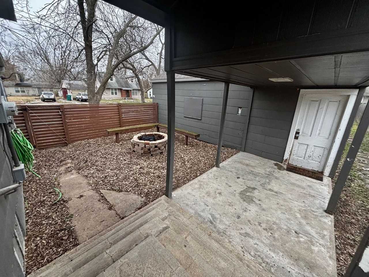 320 S Manhattan Ave - Photo 4 of 17