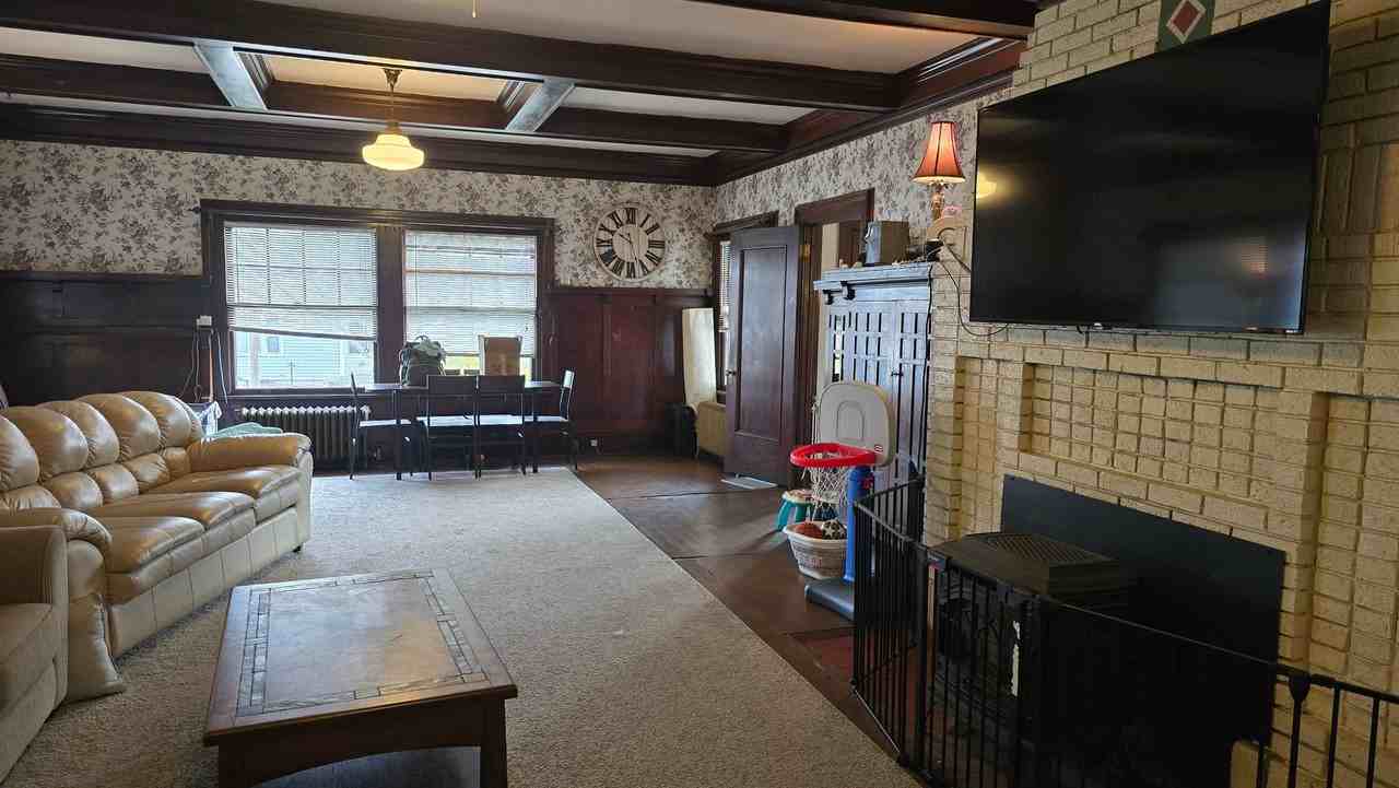 1108 N Avenue - Photo 3 of 5