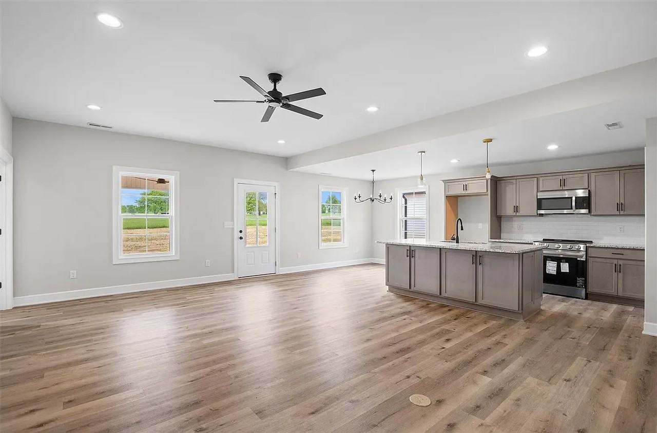 105 Madeline Court - Photo 3 of 13