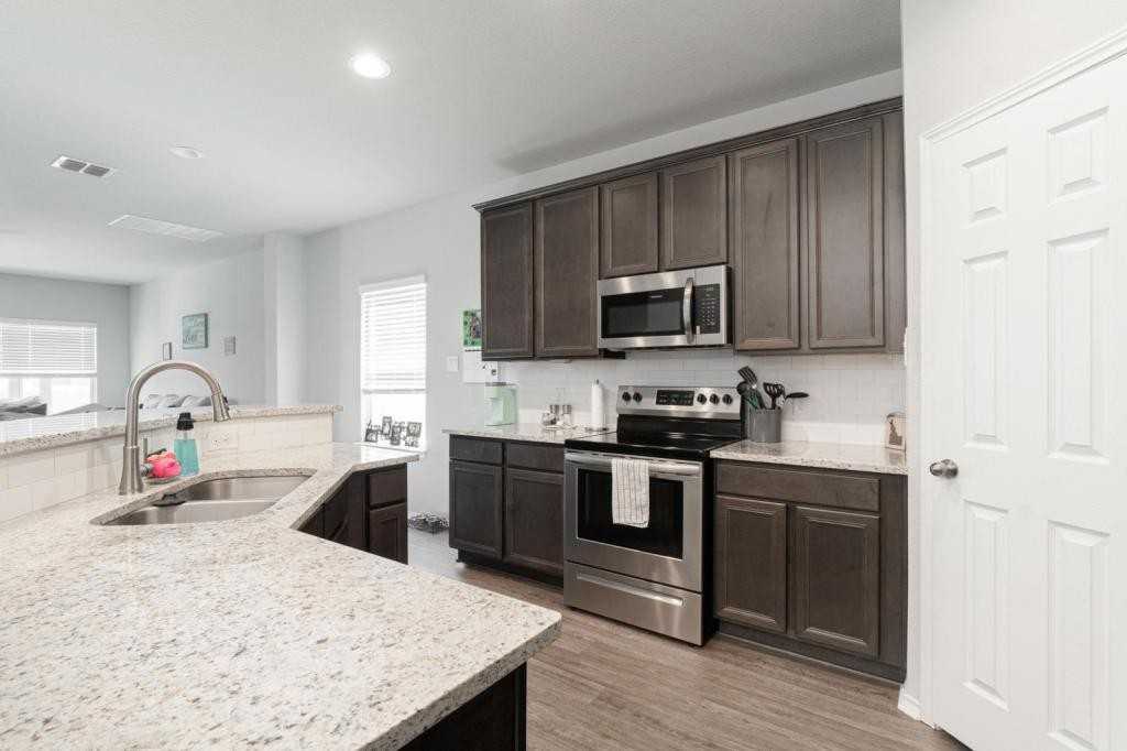 5510 Daniel Way - Photo 4 of 25