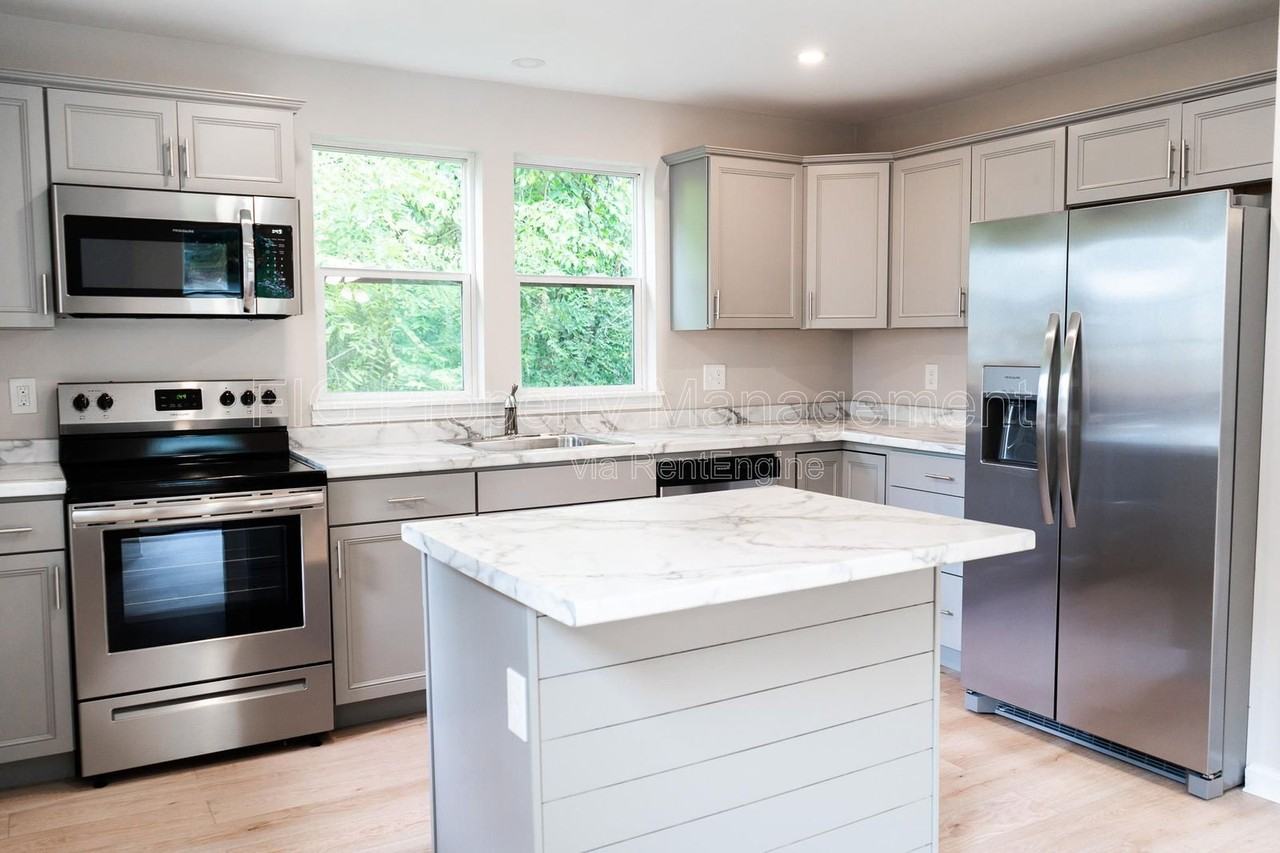 614 Hillview Rd - Photo 3 of 23