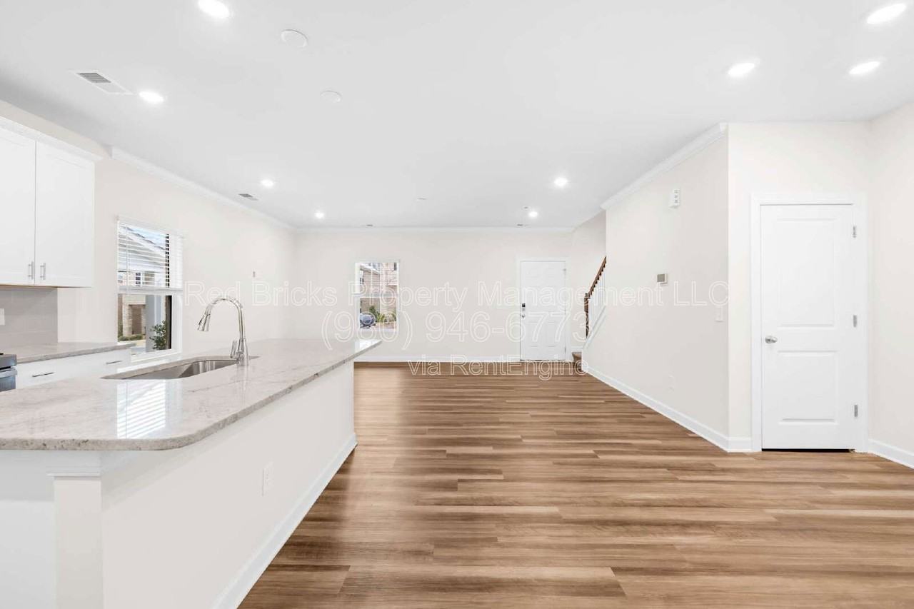 1225 Colgher St - Photo 4 of 25