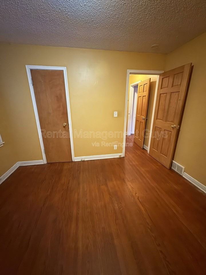 1905 44th Ave N - Photo 4 of 10