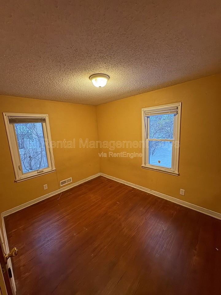 1905 44th Ave N - Photo 6 of 10