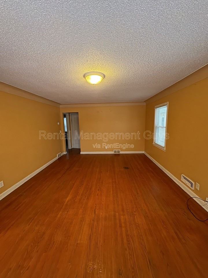 1905 44th Ave N - Photo 7 of 10