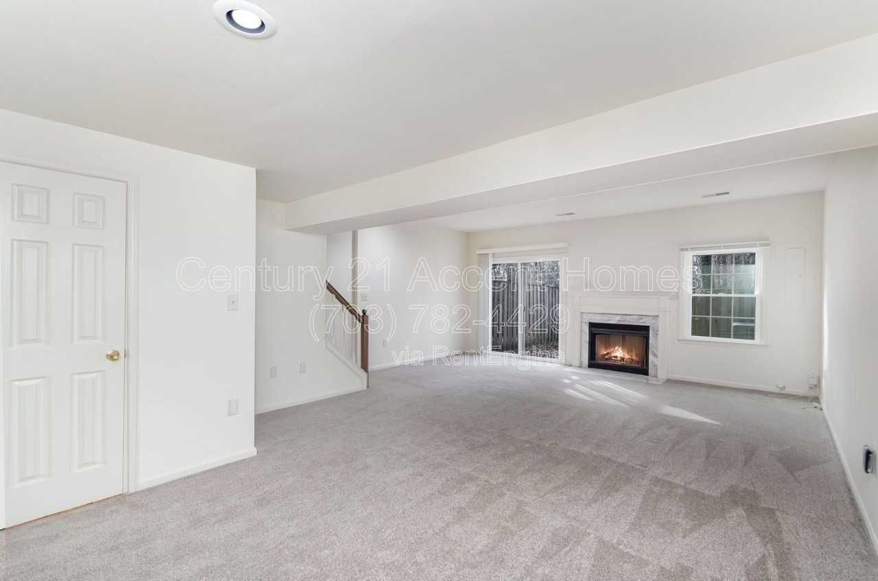 6143 Summer Park Ln - Photo 3 of 36