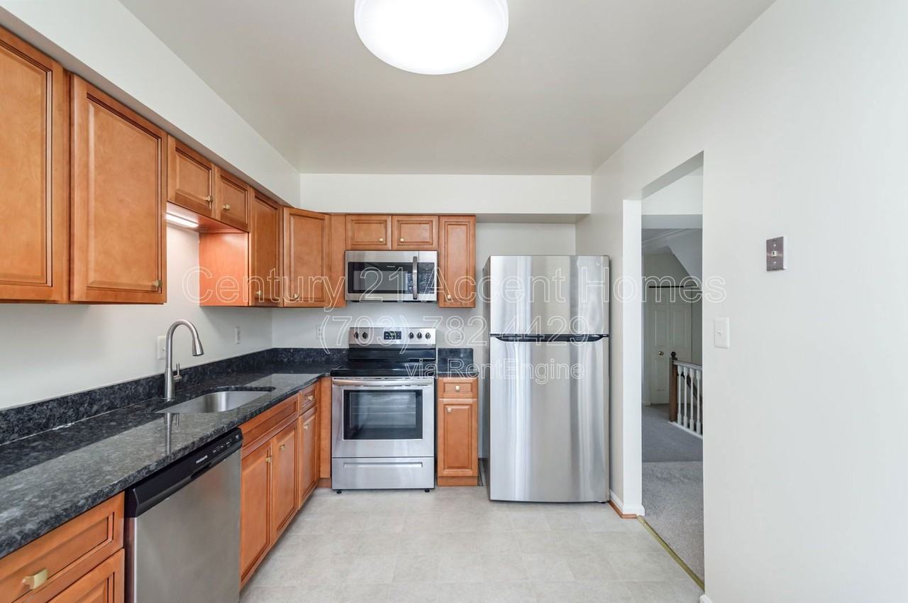 6143 Summer Park Ln - Photo 4 of 36