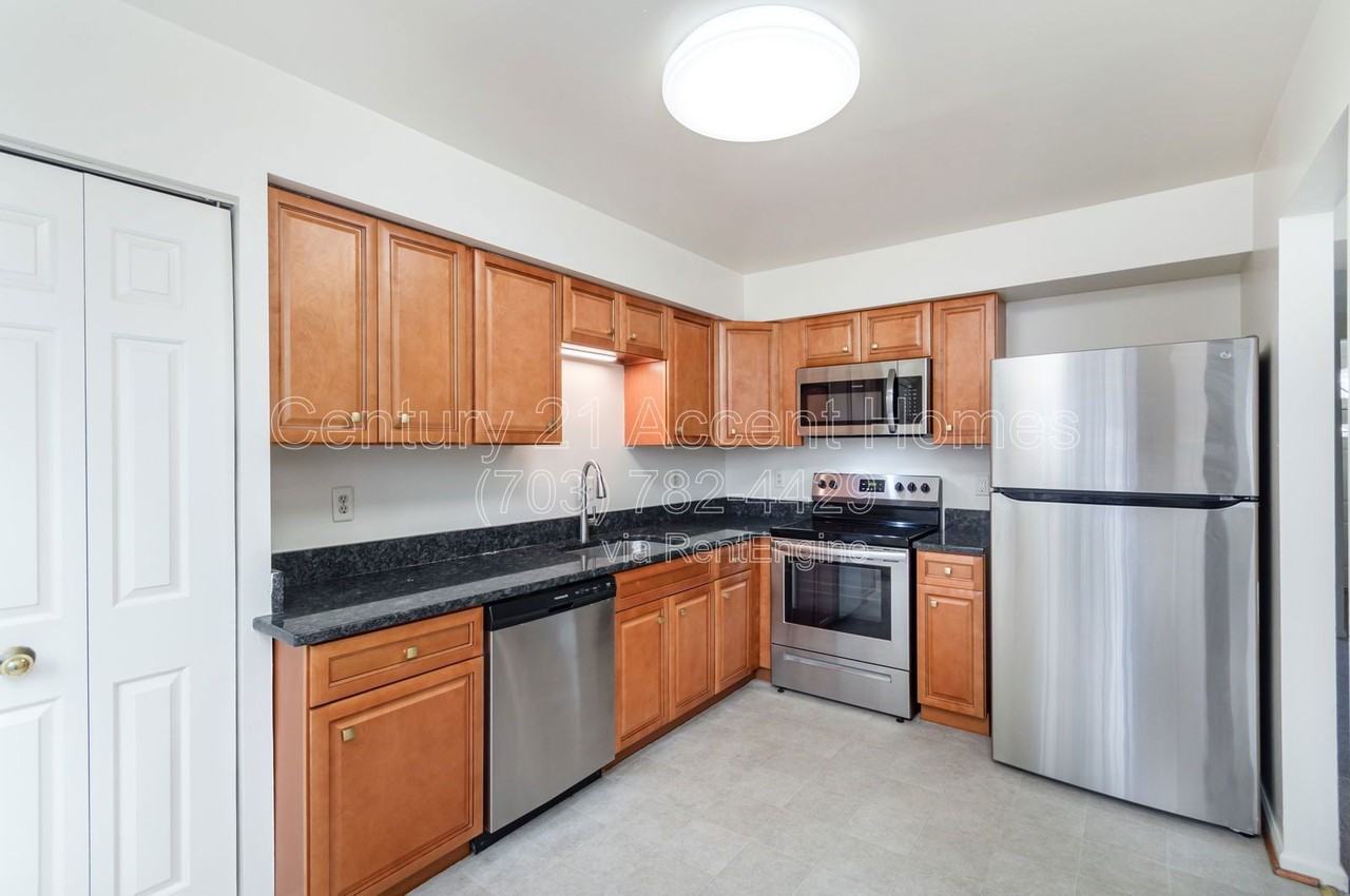 6143 Summer Park Ln - Photo 5 of 36