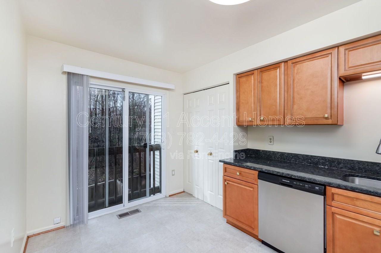 6143 Summer Park Ln - Photo 6 of 36