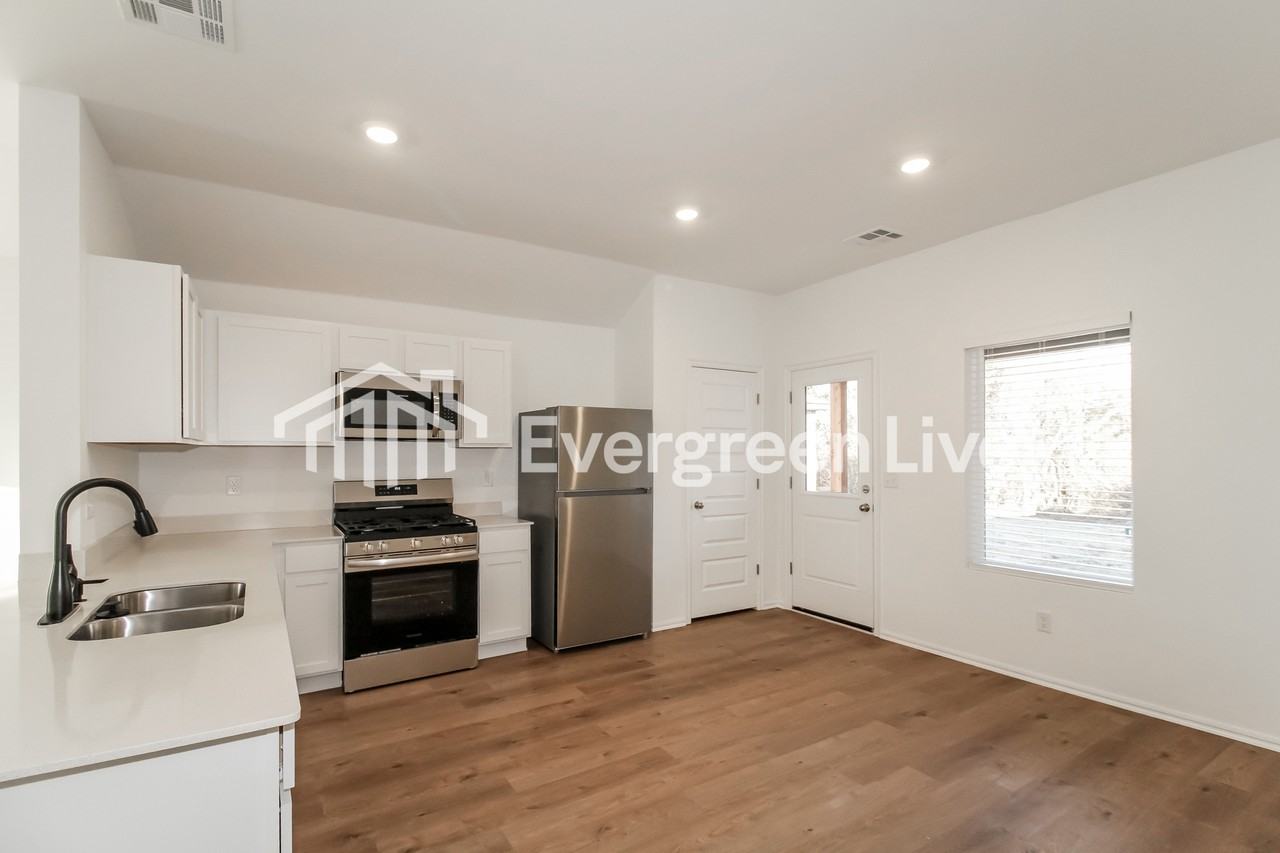 3916 Olivia St - Photo 5 of 17