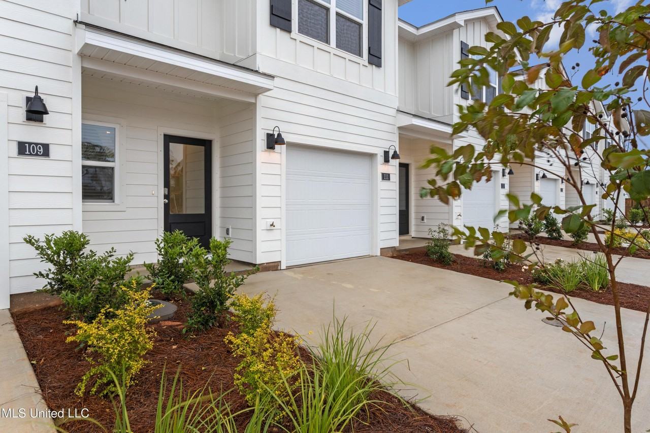 111 Harper Grove Cir - Photo 2 of 26