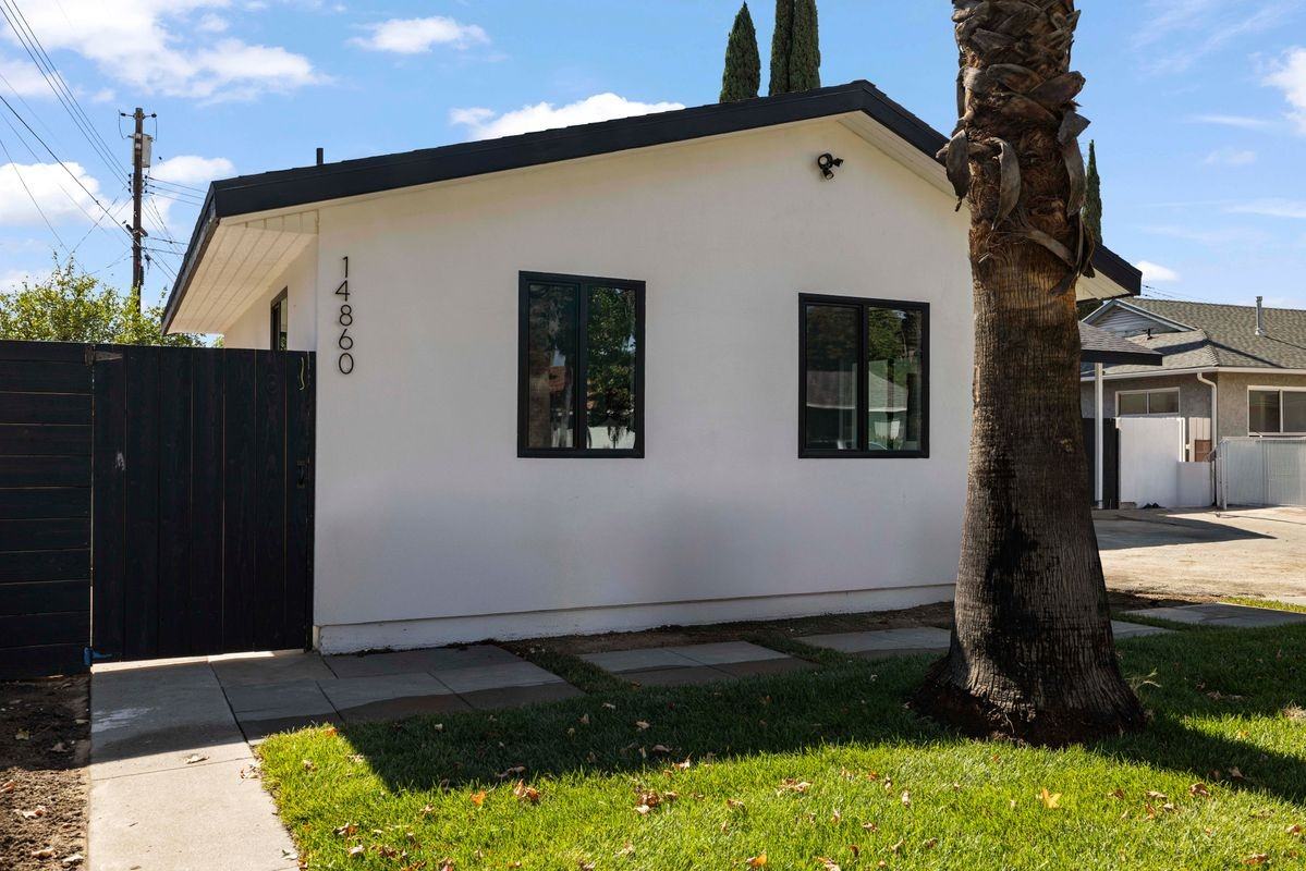 14860 Envoy St - Photo 2 of 20