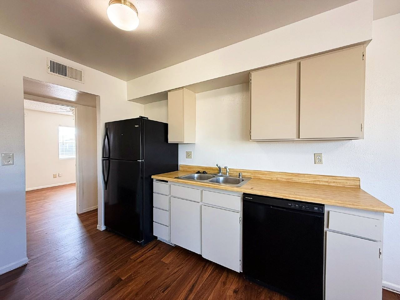 6218 W Marconi Ave - Photo 4 of 18