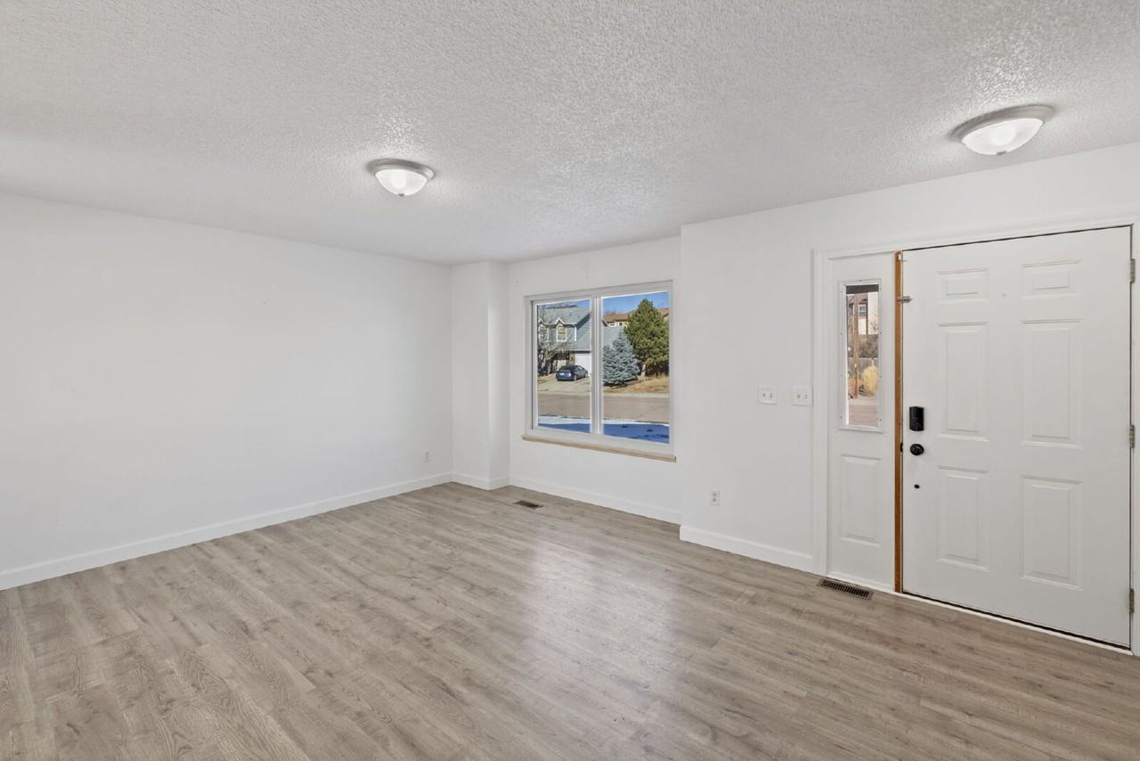 825 Hubbell Dr - Photo 4 of 40