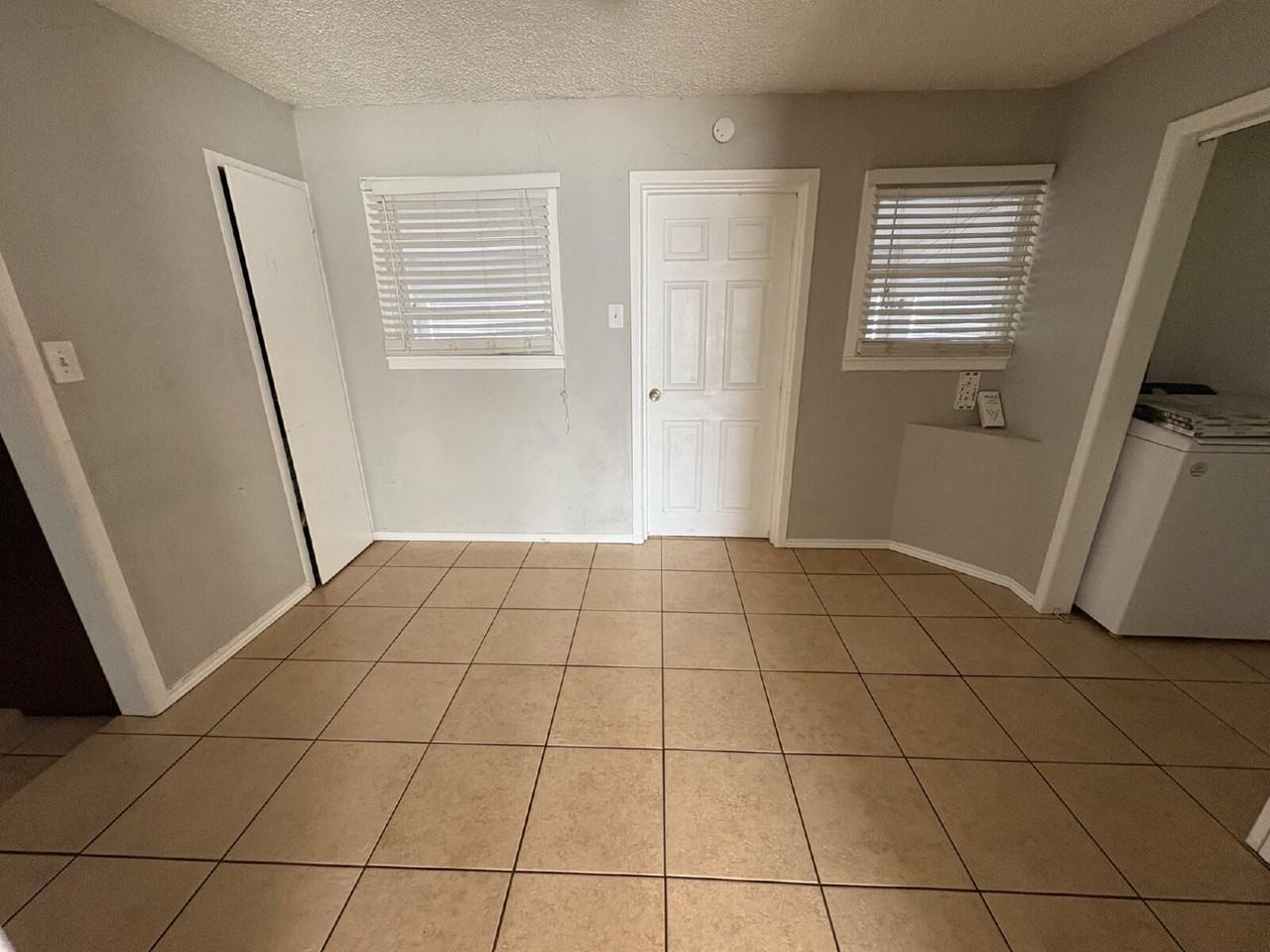 2604 44th St - Photo 3 of 8