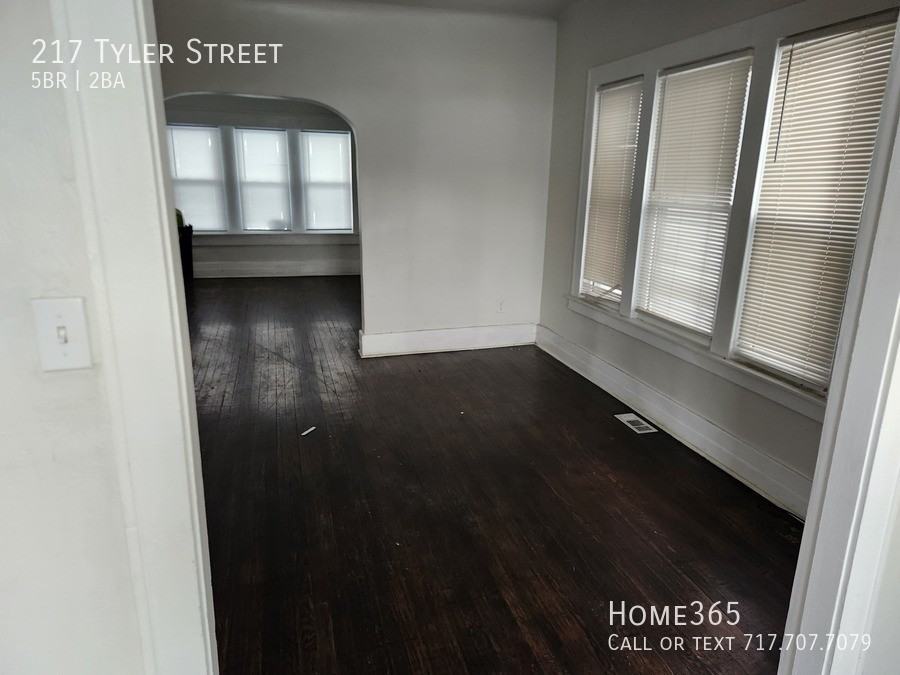 217 Tyler St - Photo 4 of 12