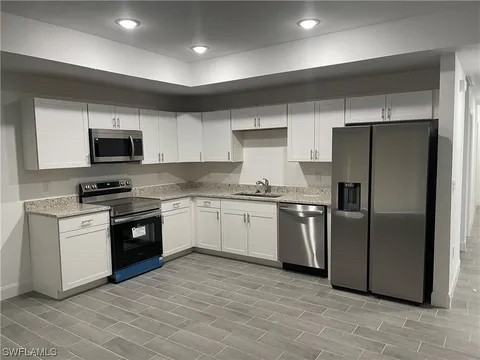 320 320/322 Ivan Ave S #322 - Photo 3 of 16