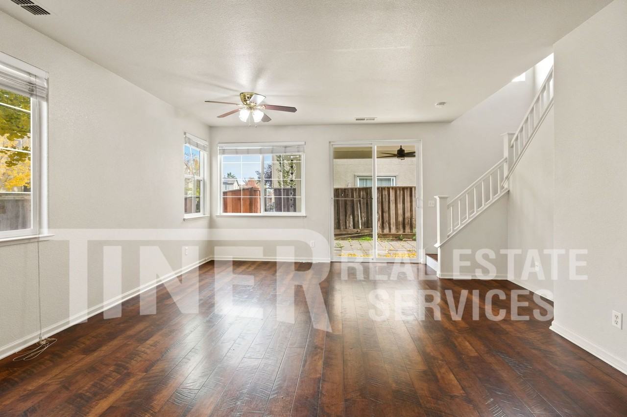 5 Mantauk Point Pl - Photo 2 of 26