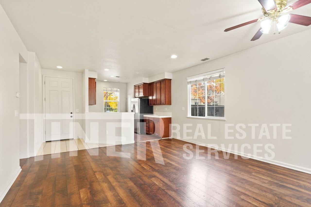 5 Mantauk Point Pl - Photo 3 of 26