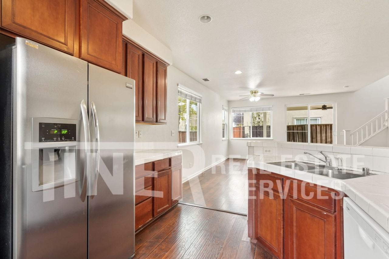 5 Mantauk Point Pl - Photo 4 of 26