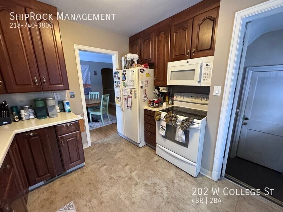 202 West College Street - Photo 2 of 17