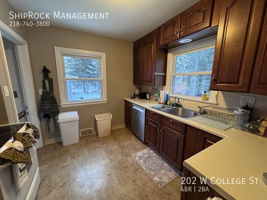 202 West College Street - Photo 3 of 17