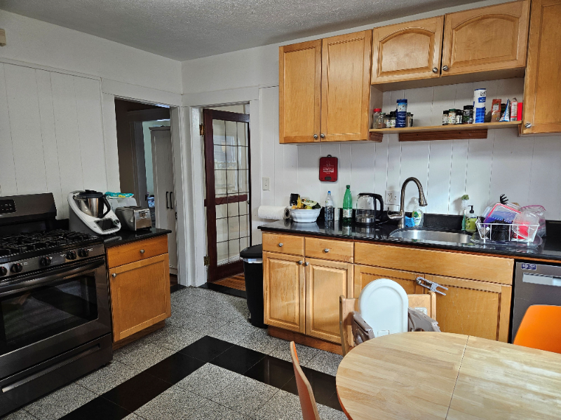 152 Raymond St #152RAYMOND - Photo 5 of 9