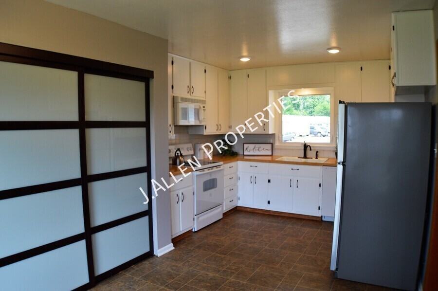 2219 Sunset Ave - Photo 4 of 28