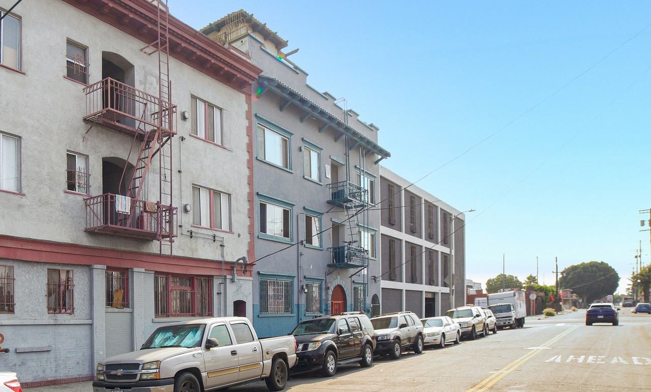 225 W 25th St - Photo 4 of 13