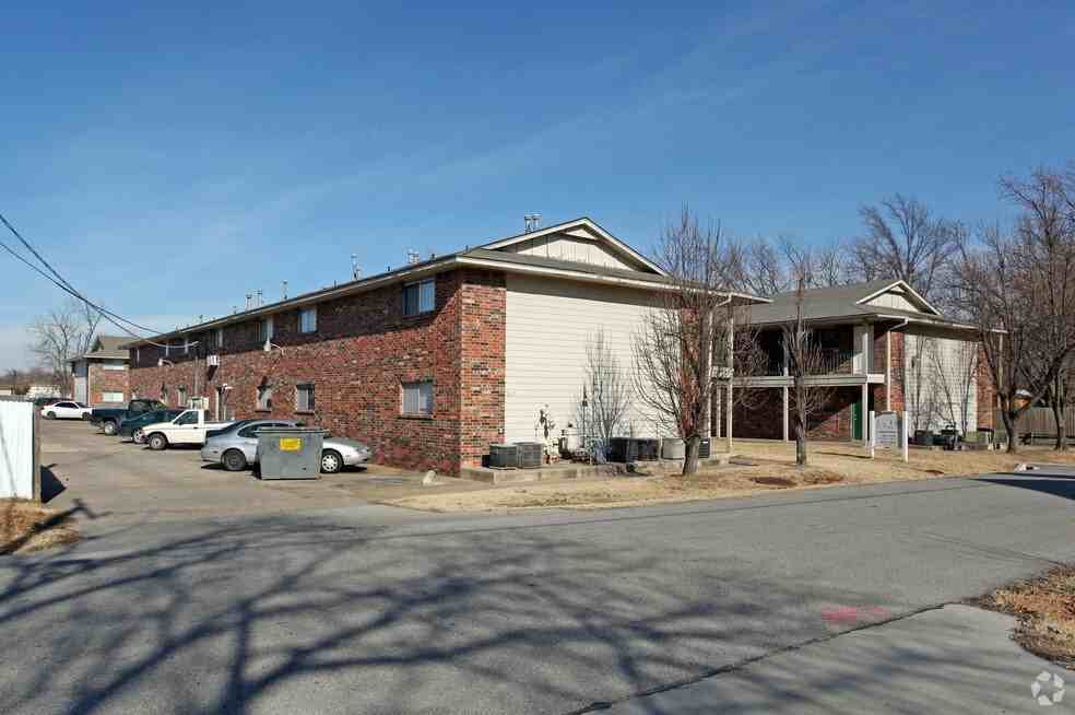 Hollywood Apartments - Photo 6 of 11