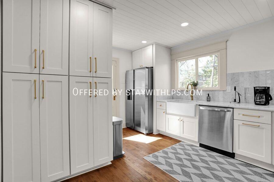 397 Angelus St - Photo 4 of 43