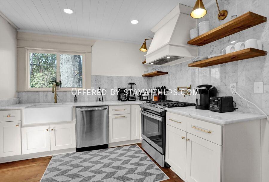 397 Angelus St - Photo 5 of 43