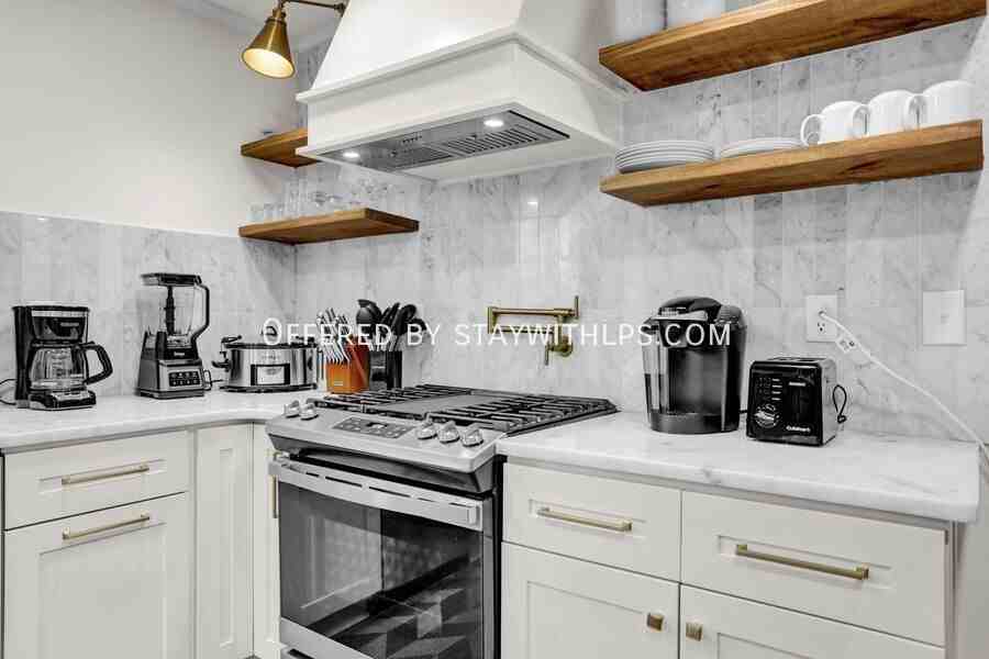 397 Angelus St - Photo 6 of 43