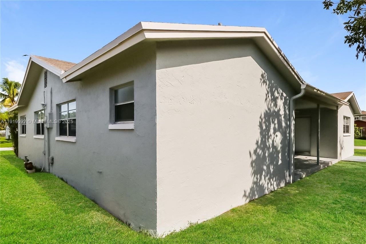 22458 Sw 56th Ave #22458 - Photo 3 of 16