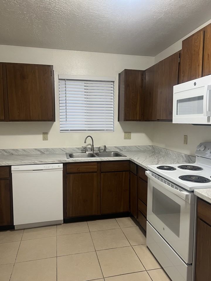 629 Kingman Avenue #C - Photo 3 of 7