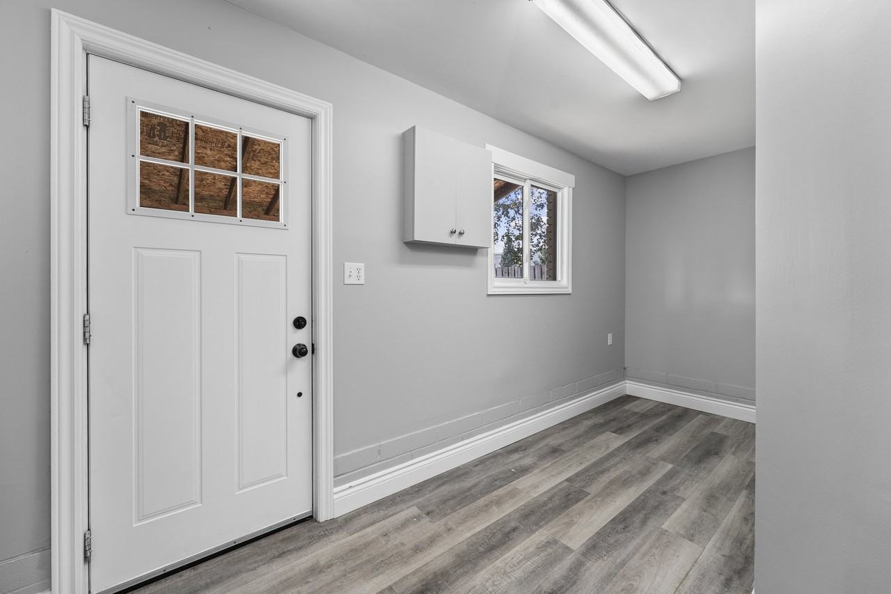 143 Westmount Dr N - Photo 2 of 21