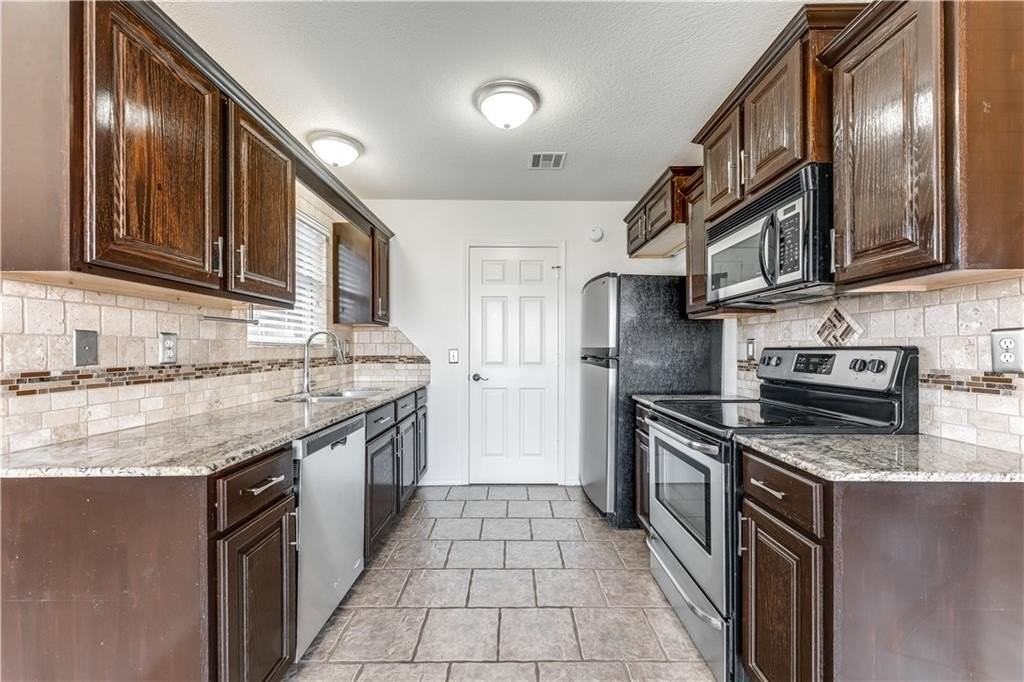 804 Tyler St - Photo 5 of 20